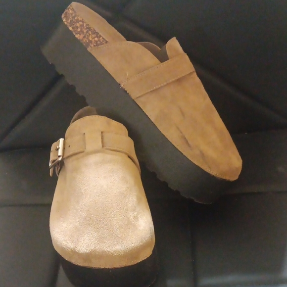 Source Unknown Shoes - Source Unknown Tan Suede Platform Mule Clogs with Buckle